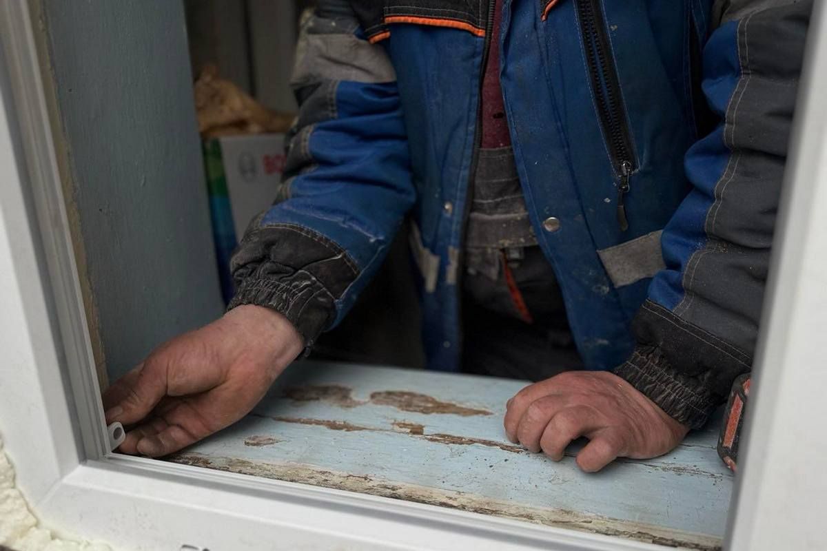 Средства находят не из бюджетных источников Реалии войны: команда нардепа Кисилевского помогает заменять окна после «прилетов» на левом берегу Днепра.