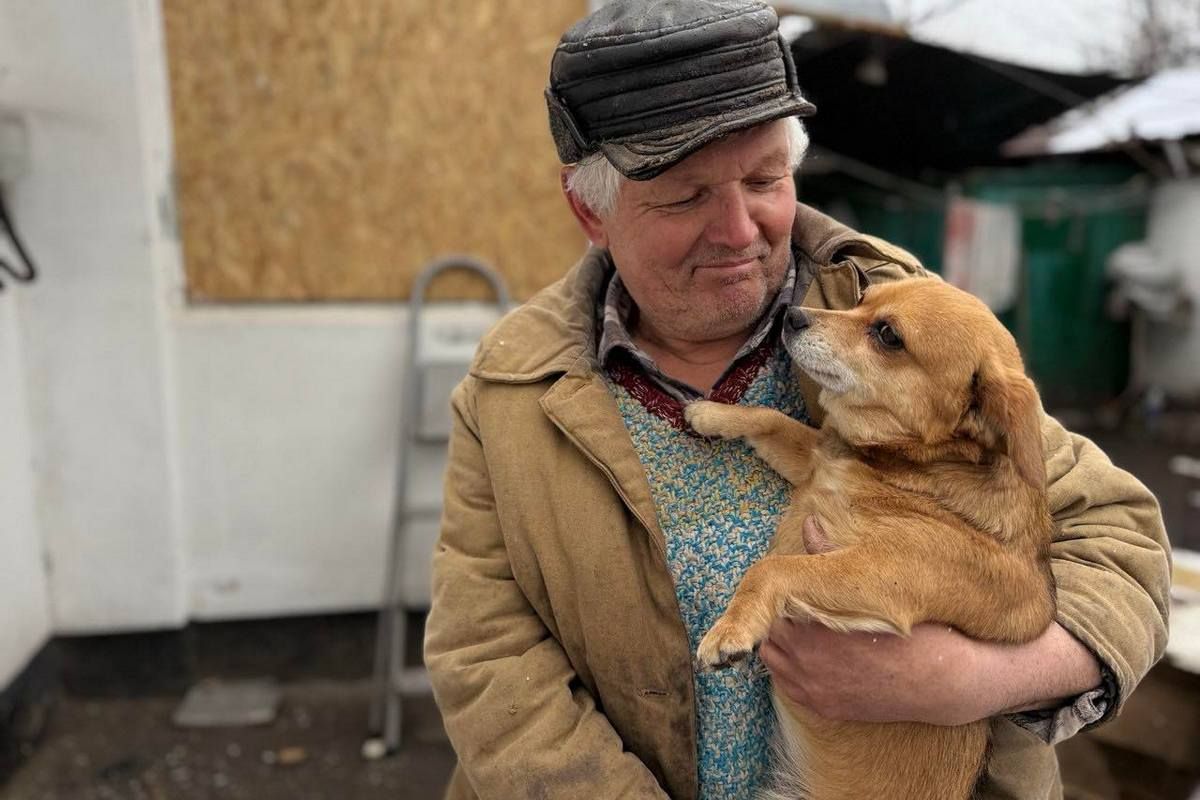 Народный депутат: "Главное, что пострадавшие люди в первые часы после трагедии чувствуют, что они не сами" Реалии войны: команда нардепа Кисилевского помогает заменять окна после «прилетов» на левом берегу Днепра.