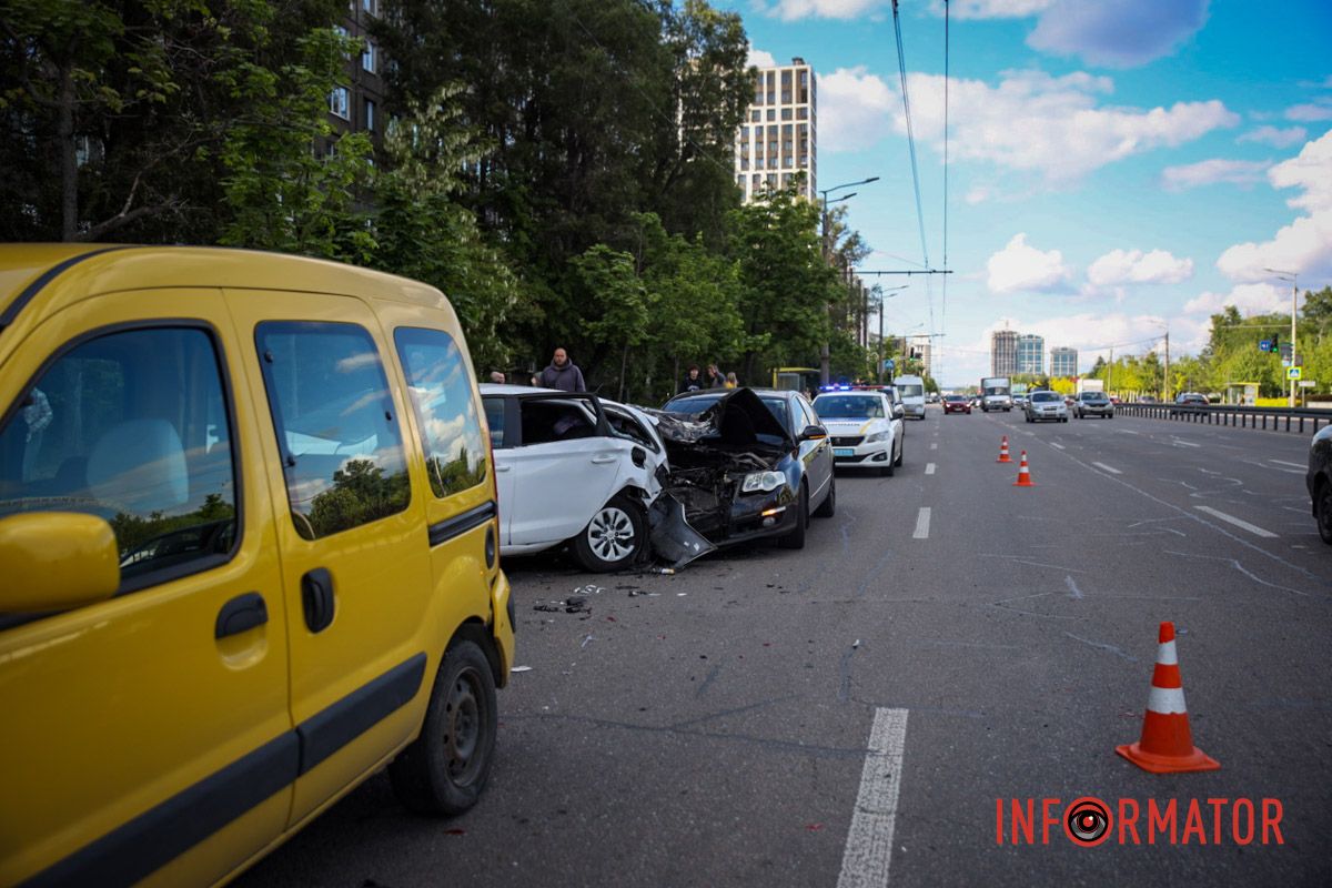 У Дніпрі на Набережній Перемоги Volkswagen спричинив масштабну автотрощу: деталі 17