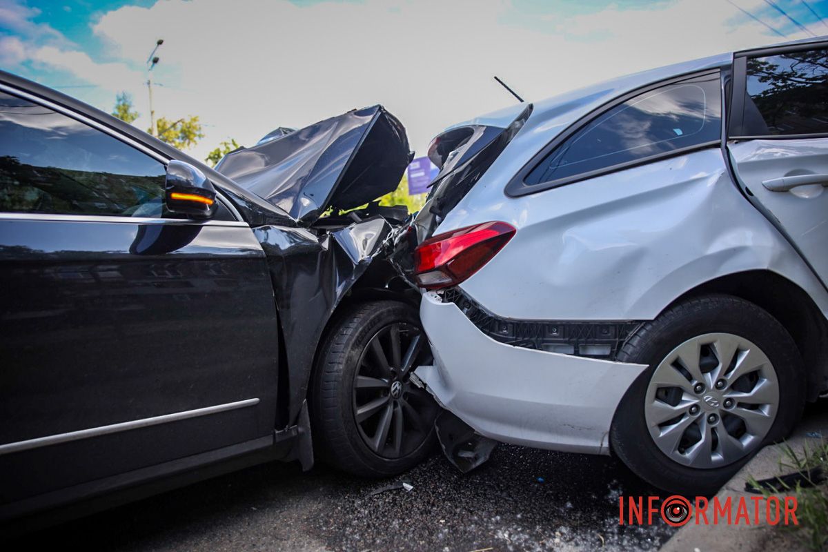 У Дніпрі на Набережній Перемоги Volkswagen спричинив масштабну автотрощу: деталі 19