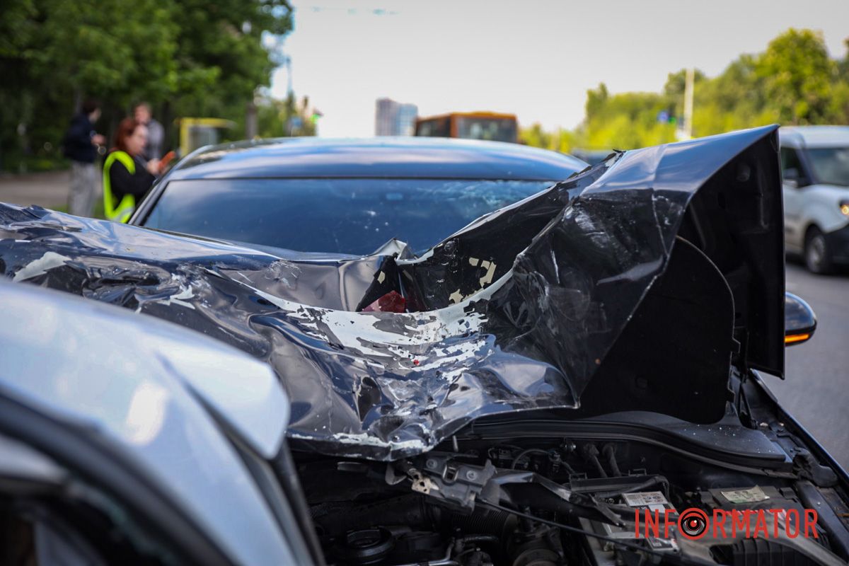 У Дніпрі на Набережній Перемоги Volkswagen спричинив масштабну автотрощу: деталі 5