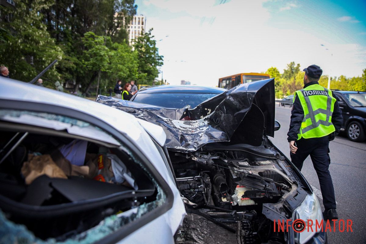У Дніпрі на Набережній Перемоги Volkswagen спричинив масштабну автотрощу: деталі 2