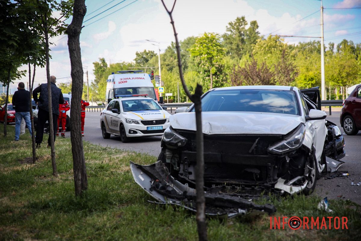 У Дніпрі на Набережній Перемоги Volkswagen спричинив масштабну автотрощу: деталі 8