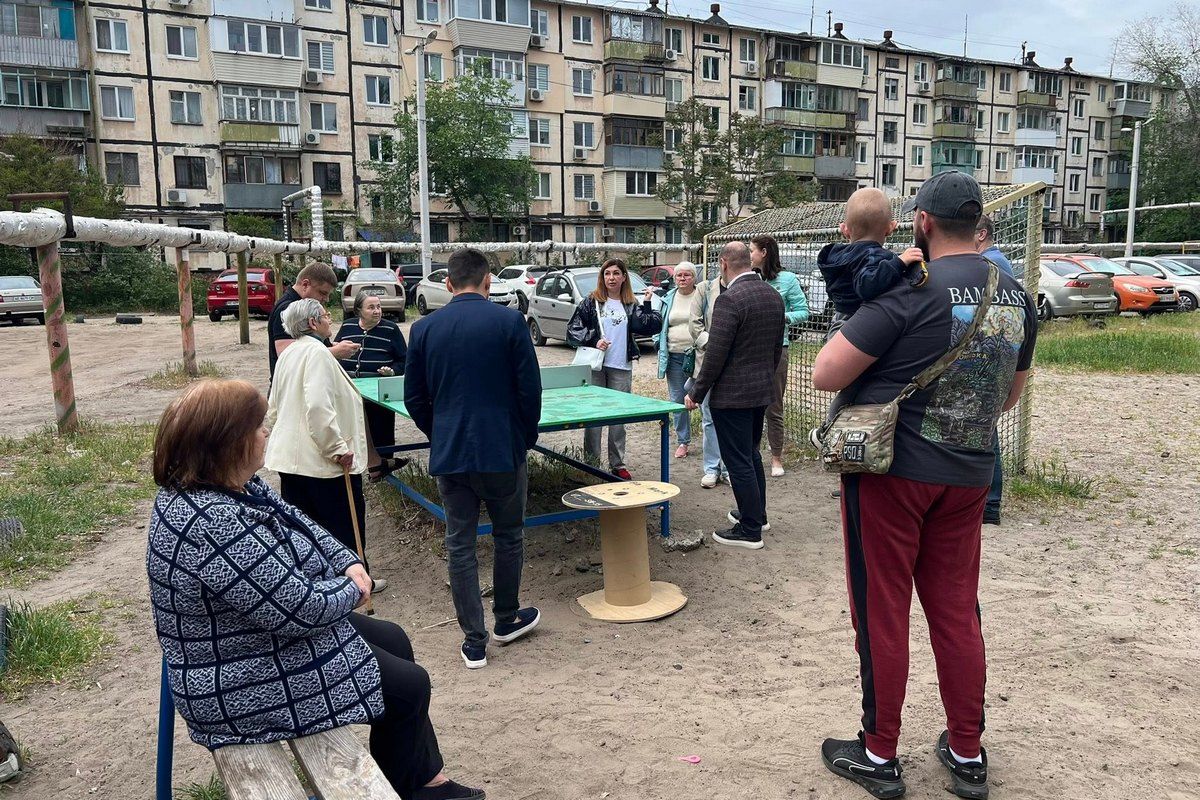 «Ситуація така, що не до жартів»: мешканці лівого берега Дніпра озвучили нардепу Кисилевському проблеми із придомовими дорогами 1