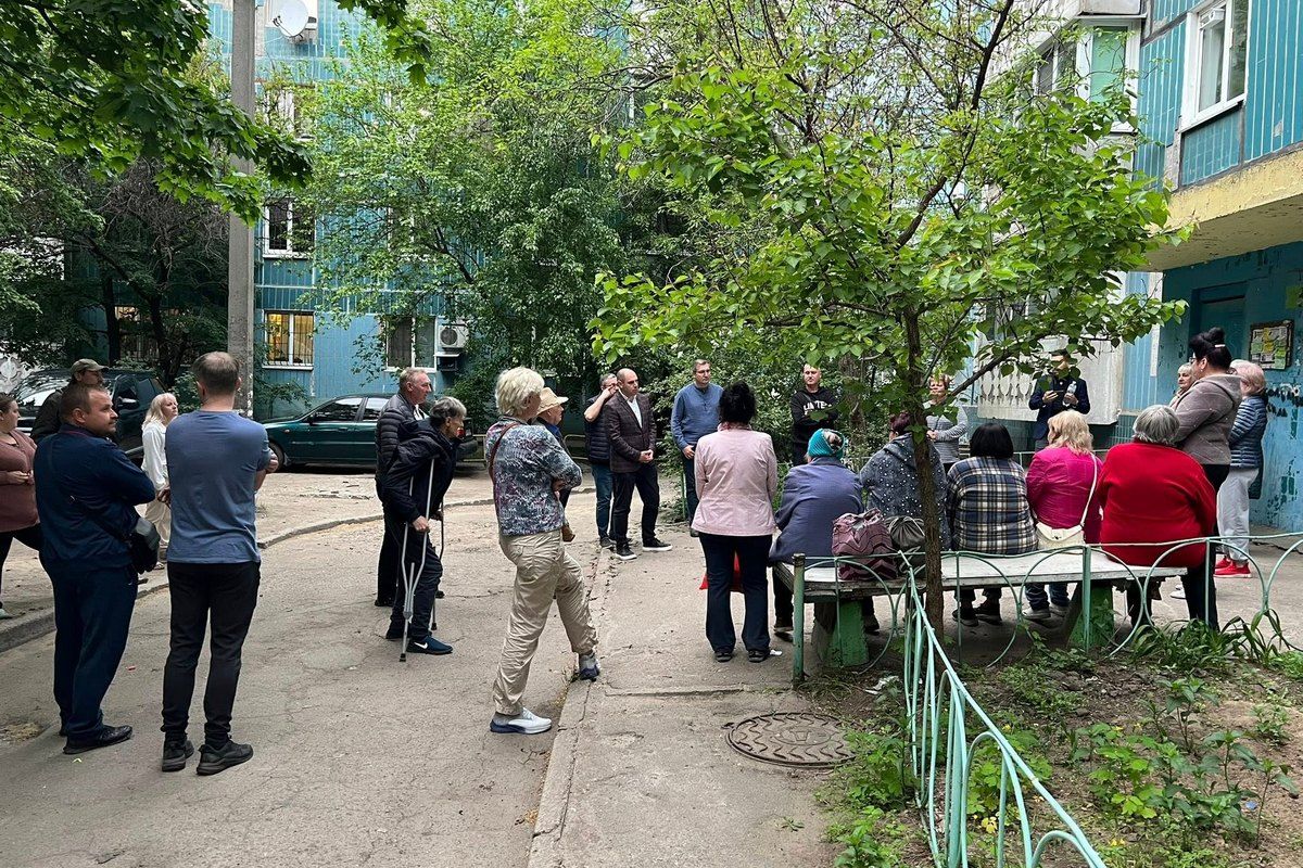 «Ситуація така, що не до жартів»: мешканці лівого берега Дніпра озвучили нардепу Кисилевському проблеми із придомовими дорогами 3