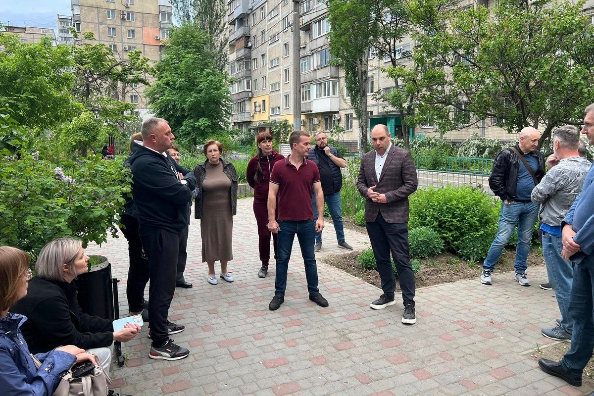 «Ситуація така, що не до жартів»: мешканці лівого берега Дніпра озвучили нардепу Кисилевському проблеми із придомовими дорогами 4