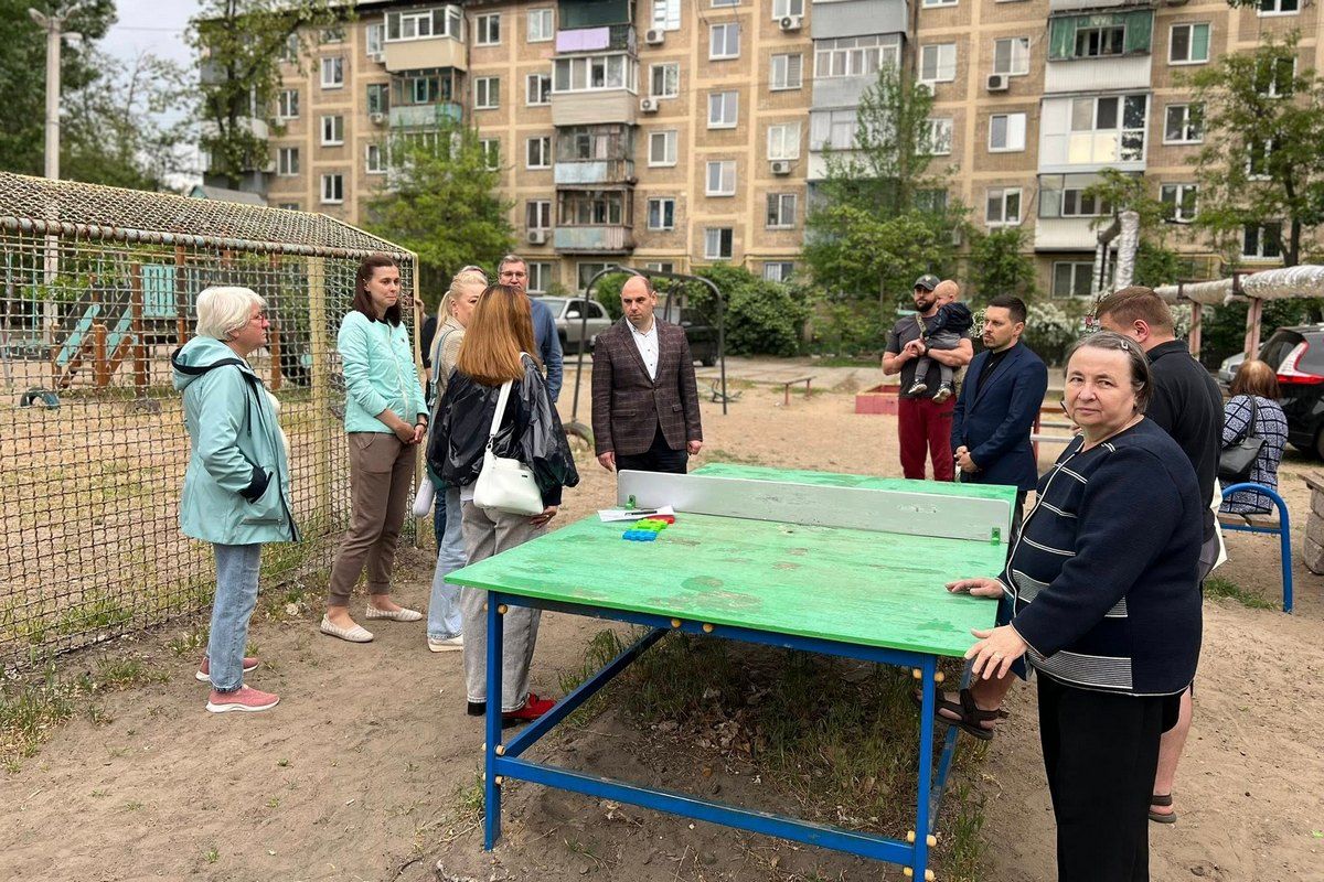 «Ситуація така, що не до жартів»: мешканці лівого берега Дніпра озвучили нардепу Кисилевському проблеми із придомовими дорогами 5