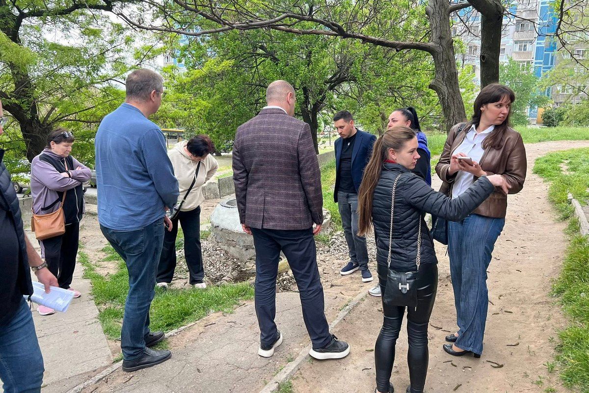 «Ситуація така, що не до жартів»: мешканці лівого берега Дніпра озвучили нардепу Кисилевському проблеми із придомовими дорогами 6