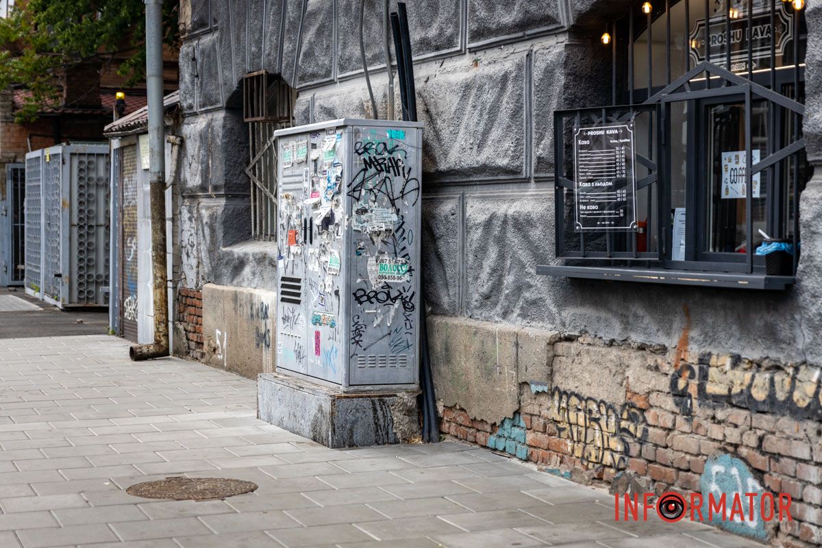 Он расположен на улице Князя Владимира Великого Черные облака, птицы и пшеница: в центре Днепра разрисовали электрощиток в стиле стрит-арт 3