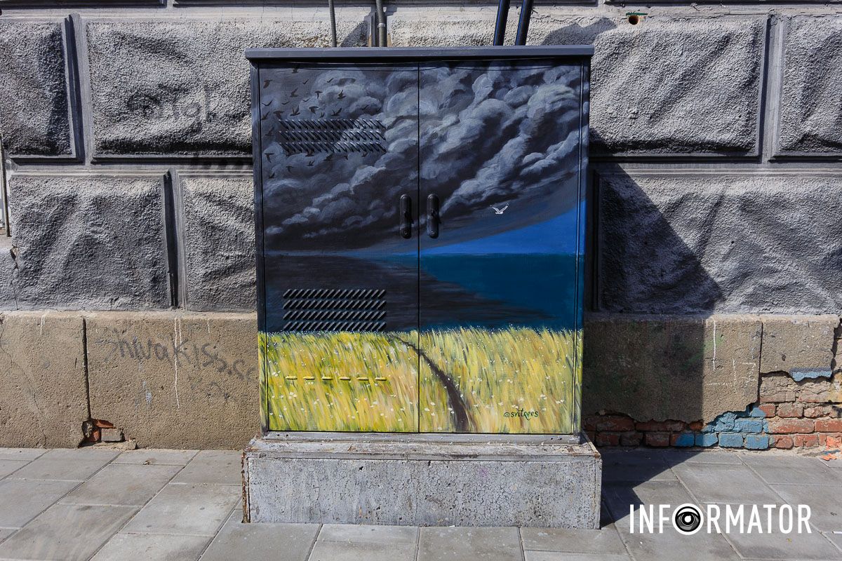 В центре Днепра появился новый яркий рисунок Черные облака, птицы и пшеница: в центре Днепра разрисовали электрощиток в стиле стрит-арт 4