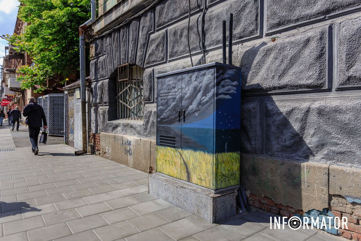 Его создала художница Светлана Черные облака, птицы и пшеница: в центре Днепра разрисовали электрощиток в стиле стрит-арт 5