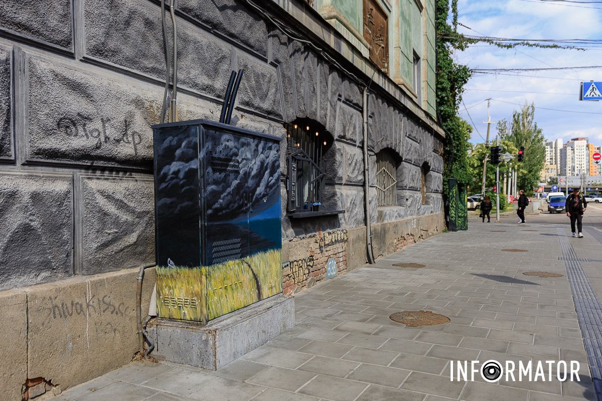 Он стал третьим в этом месте Черные облака, птицы и пшеница: в центре Днепра разрисовали электрощиток в стиле стрит-арт 7