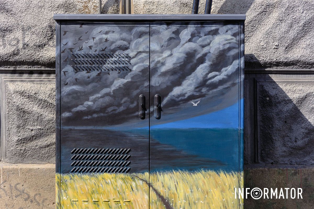 Артобъект украсил электрический распределительный шкаф на улице Князя Владимира Великого Черные облака, птицы и пшеница: в центре Днепра разрисовали электрощиток в стиле стрит-арт 6