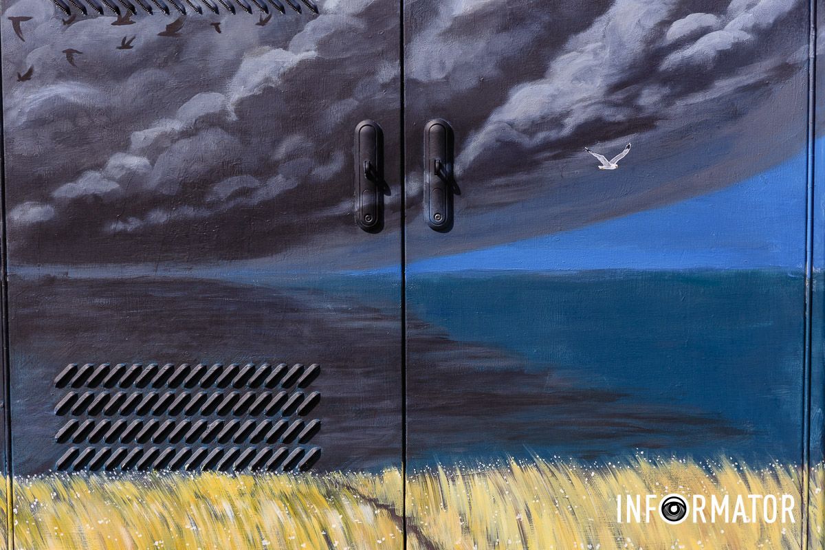 Художница сообщила, что рисунок называется "Птицы". Черные облака, птицы и пшеница: в центре Днепра разрисовали электрощиток в стиле стрит-арт 8