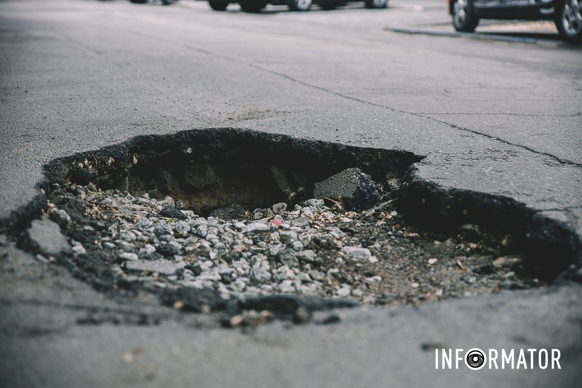 Яма може стати причиною ДТП на дорозі або поломки автомобіля