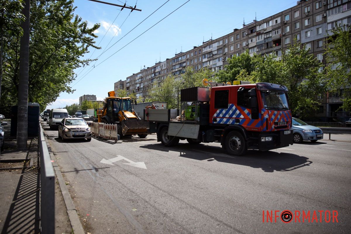 У Дніпрі ремонтують аварійну ділянку колектора на Слобожанському проспекті Важка техніка та ускладнення руху: що відбувається на проспекті Слобожанському у Дніпрі 1