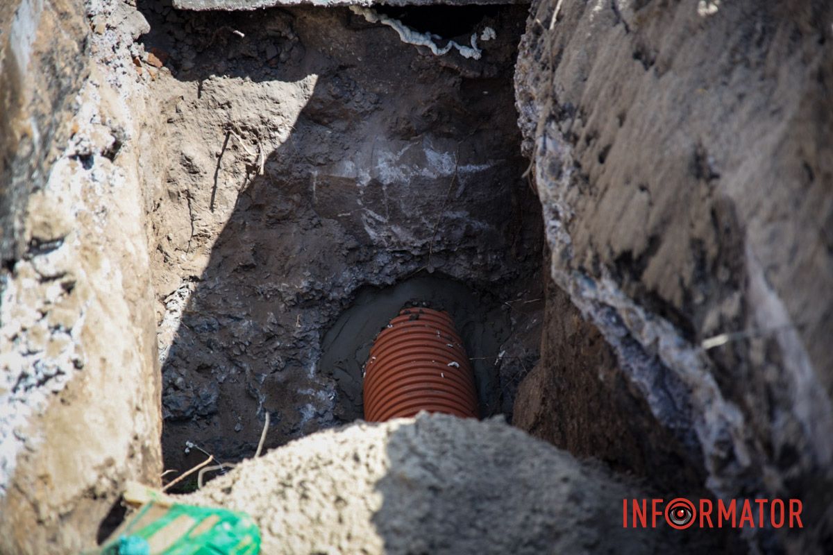 Через просідання асфальту створювалися аварійні ситуації, особливо після дощів Важка техніка та ускладнення руху: що відбувається на проспекті Слобожанському у Дніпрі 3