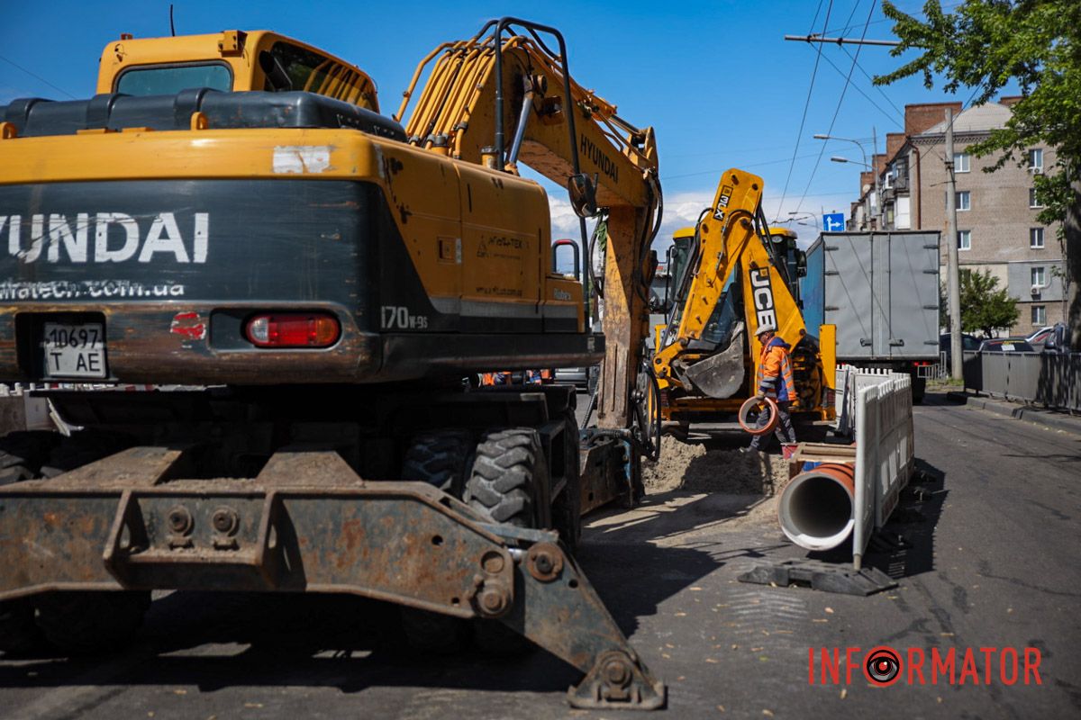 Комунальники вже знімають асфальт і готуються замінити стару радянську трубу на нову — з діаметром 400 міліметрів Важка техніка та ускладнення руху: що відбувається на проспекті Слобожанському у Дніпрі 9