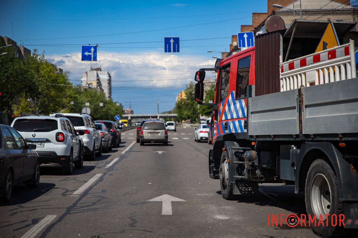 Ускладнений рух через ремонтні роботи Важка техніка та ускладнення руху: що відбувається на проспекті Слобожанському у Дніпрі 17