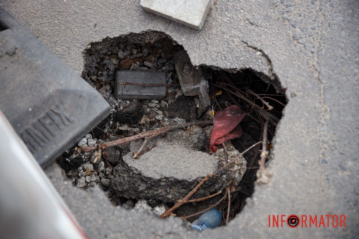 Яма загрожує як водіям, так і пішоходам Яма загрожує як водіям, так і пішоходам