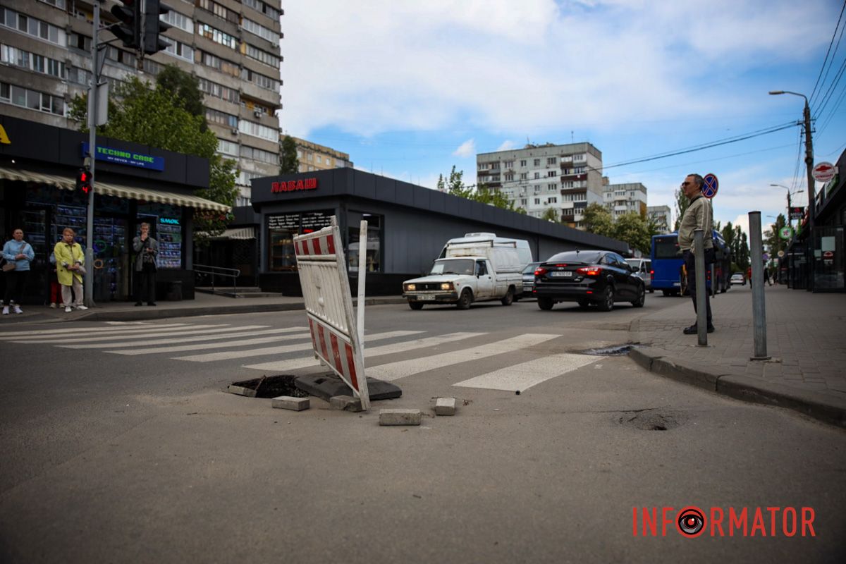 Вона знаходиться просто біля пішохідного переходу Вона знаходиться просто біля пішохідного переходу