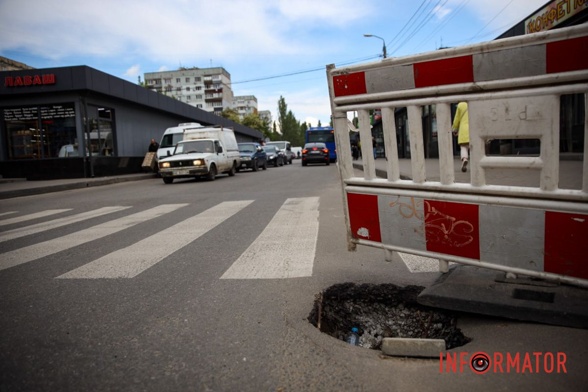 На перехресті Калинової та Зразкової вулиць у Дніпрі утворилась небезпечна яма На перехресті Калинової та Зразкової вулиць у Дніпрі утворилась небезпечна яма