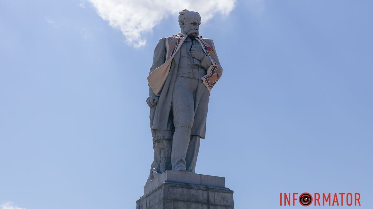В Днепре памятник Шевченко одели в крупнейший в Украине кептарь
