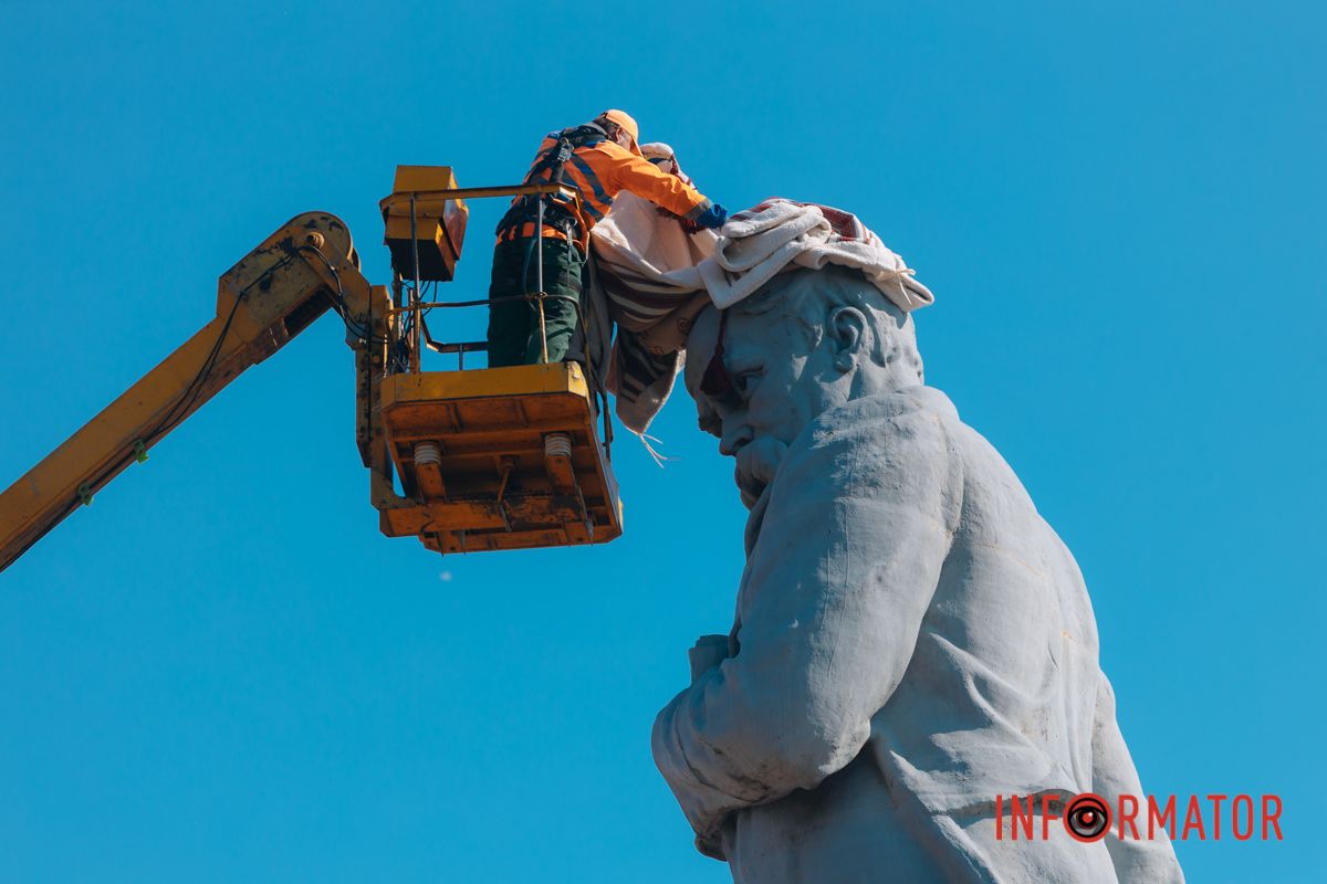 Пам’ятник Шевченку на Монастирському острові одягнули у найбільший в Україні кептар
