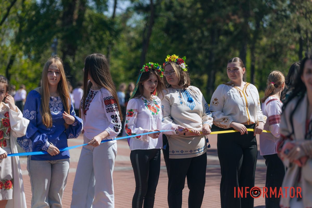 Люди взяли у руки блакитні та жовті стрічки