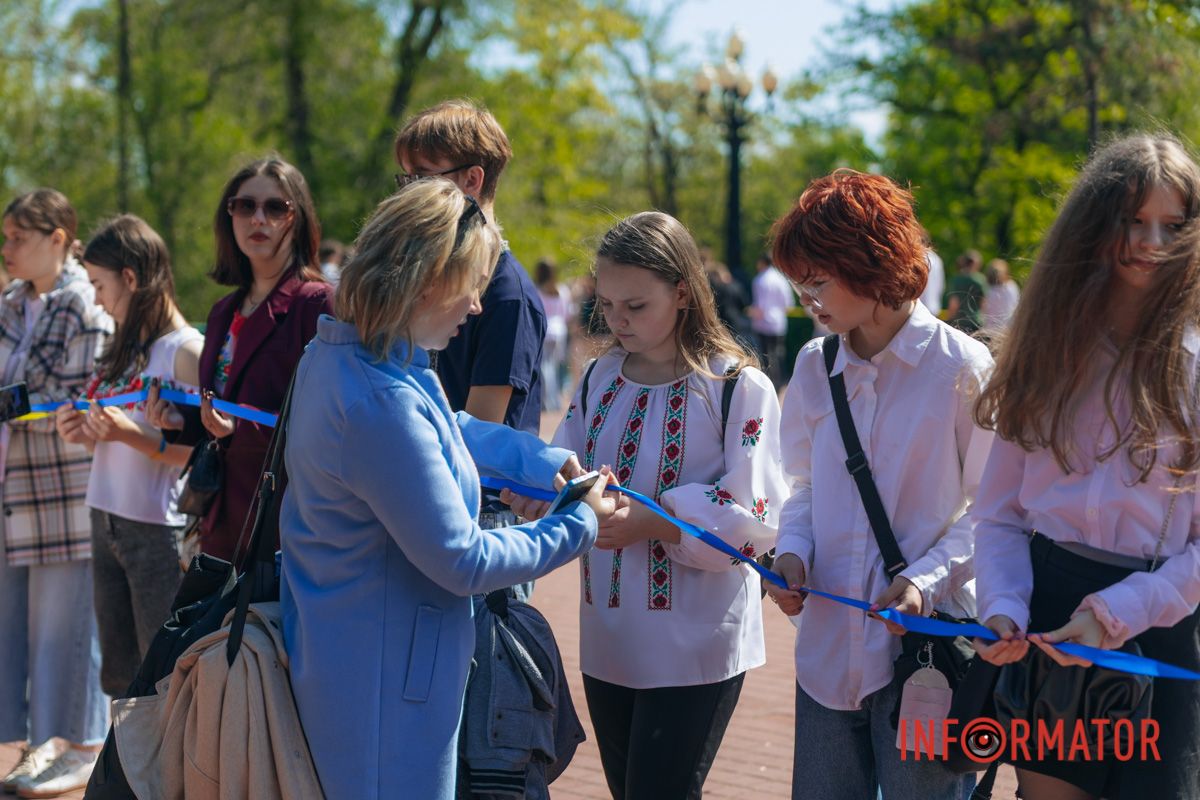 Учасники заходу встали навколо пам'ятника