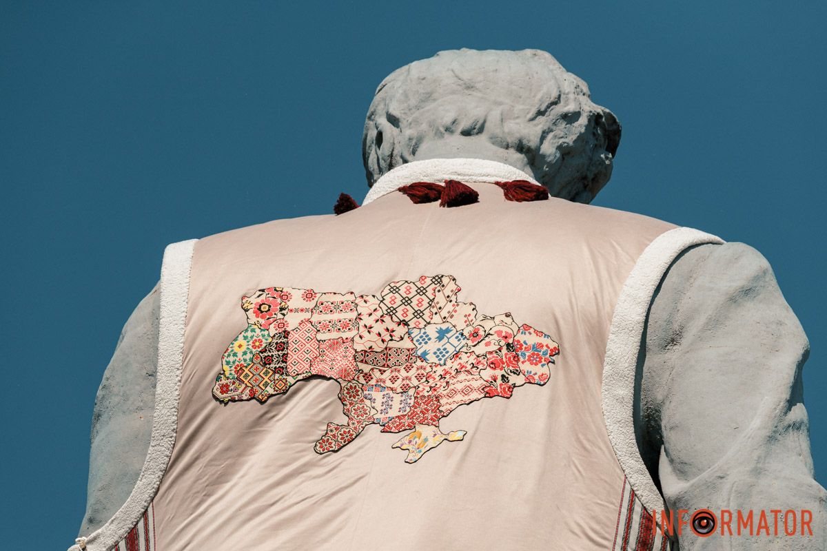 На спинці кептаря зображений кожен регіон України На спинці кептаря зображений кожен регіон України