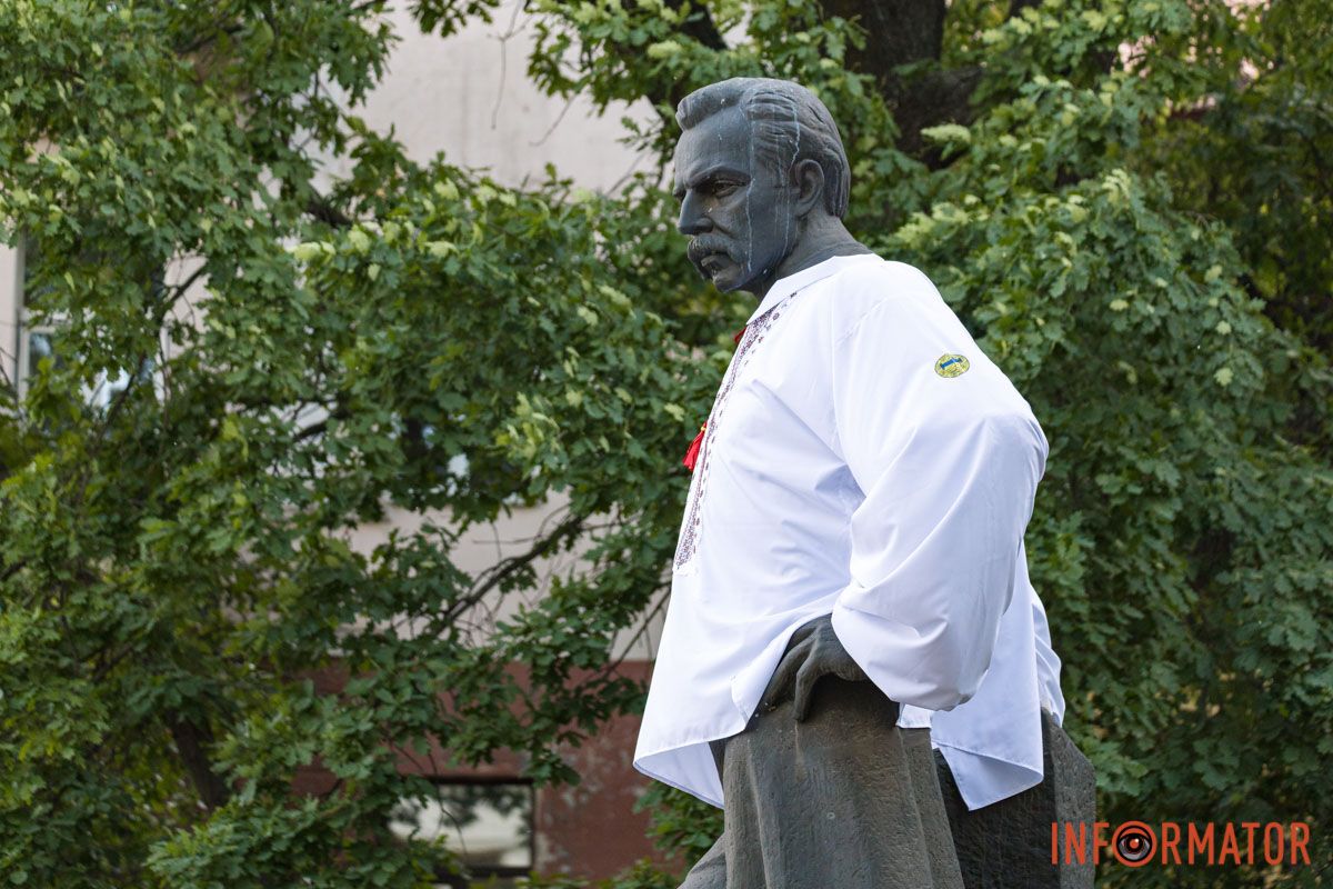 У 2025 році він випав на 15 травня У Дніпрі на пам'ятник Полю наділи вишиванку 2