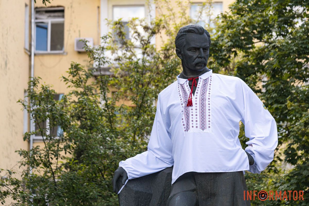 У Дніпрі у це свято пам’ятник Олександру Полю У Дніпрі на пам'ятник Полю наділи вишиванку 3