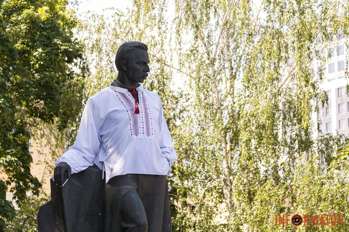 Він знаходиться на проспекті Дмитра Яворницького У Дніпрі на пам'ятник Полю наділи вишиванку 4