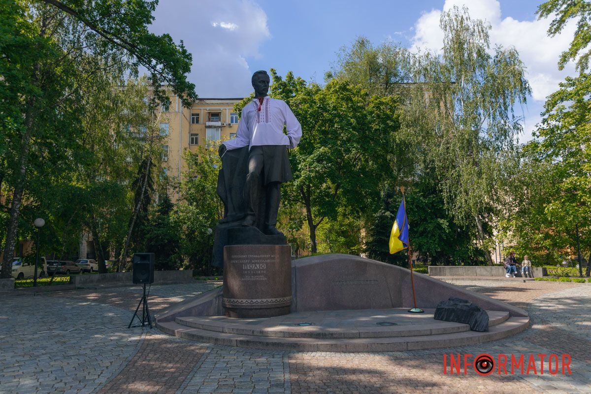 У Дніпрі на пам'ятник Полю наділи вишиванку 6