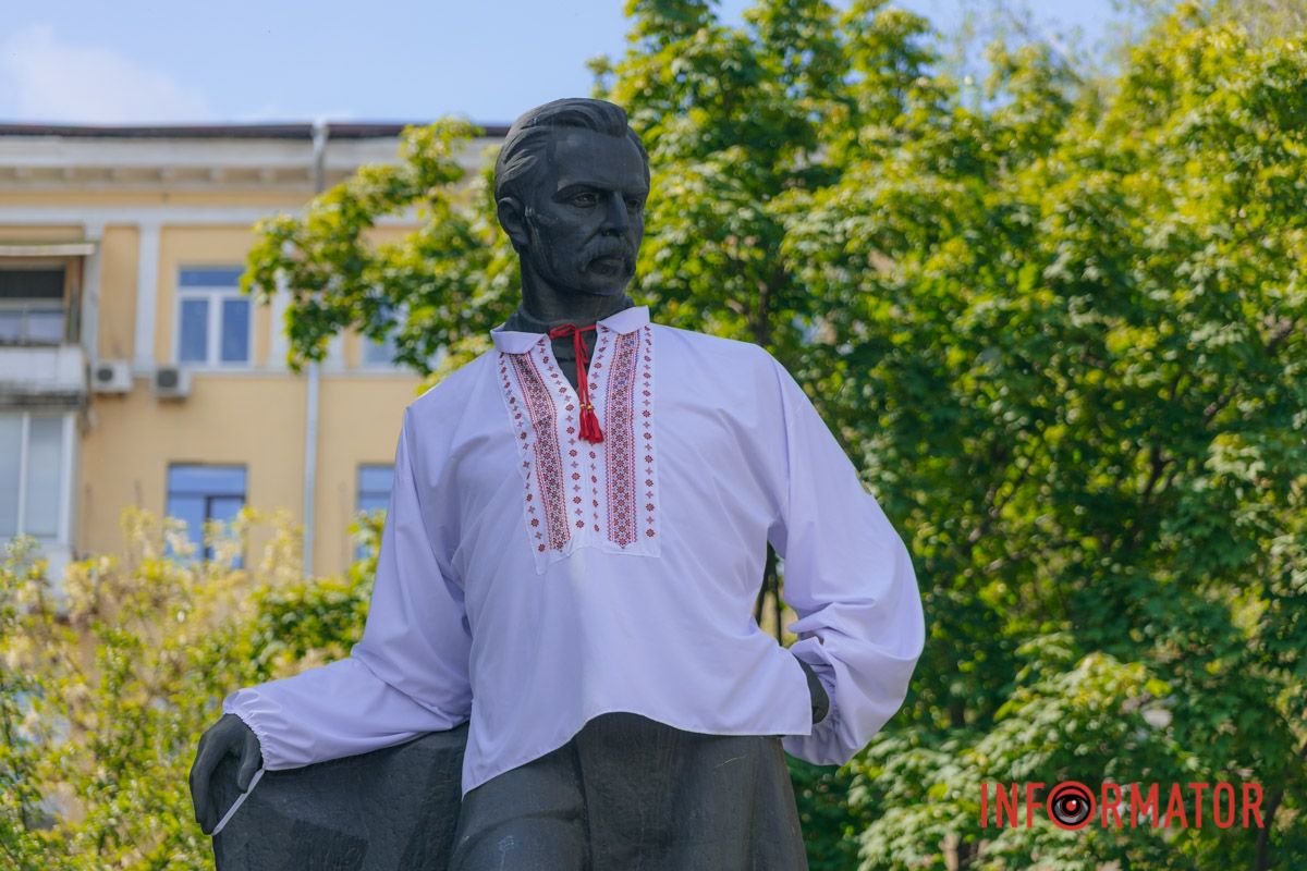 У Дніпрі на пам'ятник Полю наділи вишиванку 7