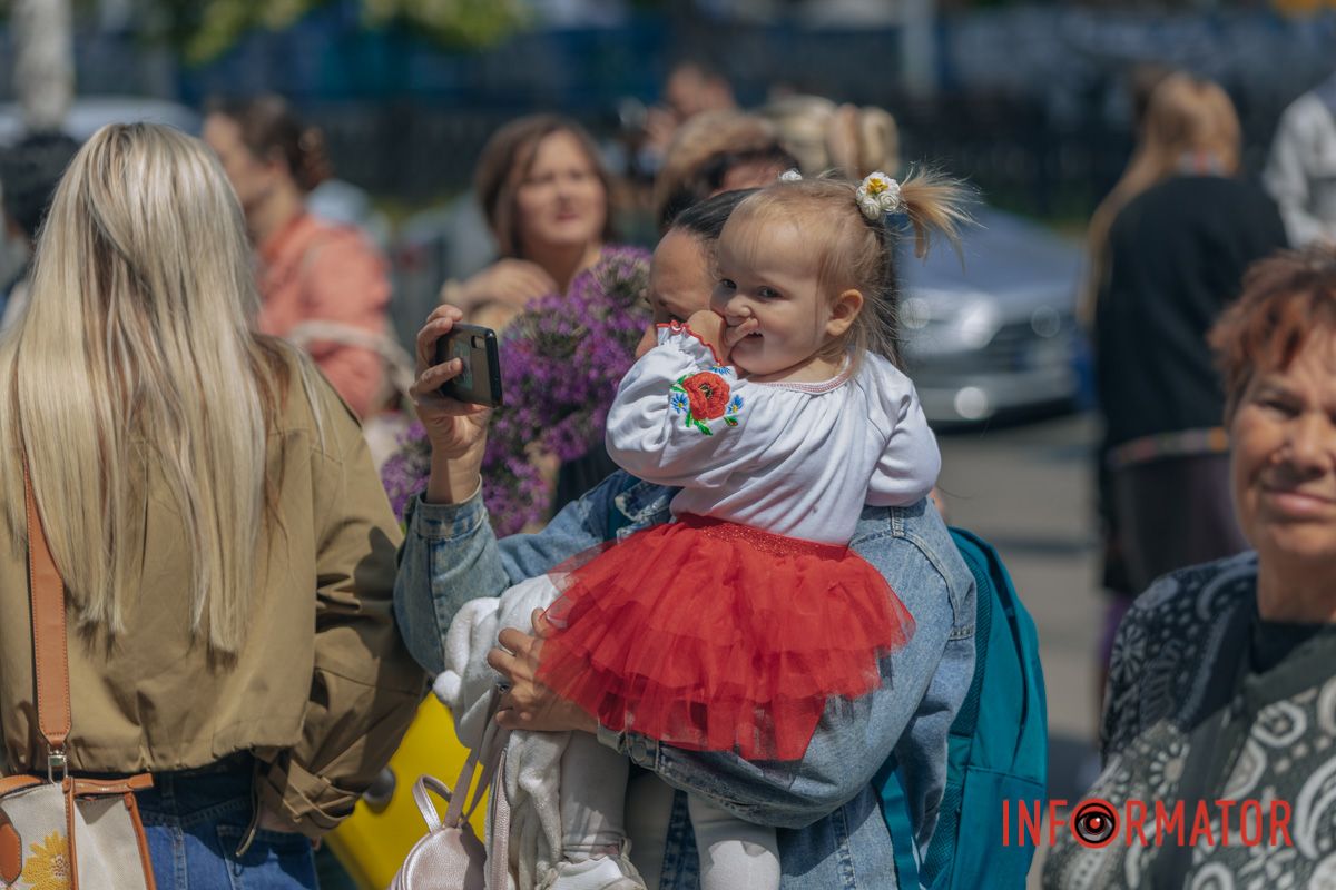 У Дніпрі на пам'ятник Полю наділи вишиванку 9