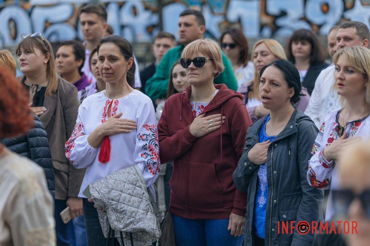 У Дніпрі на пам'ятник Полю наділи вишиванку 8