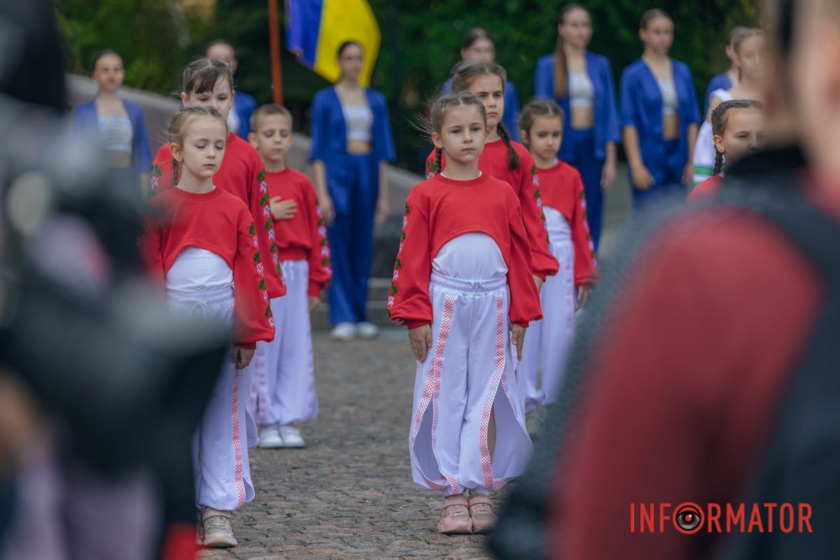 У Дніпрі на пам'ятник Полю наділи вишиванку 10