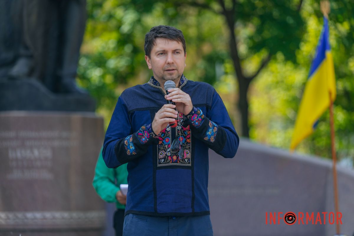 У Дніпрі на пам'ятник Полю наділи вишиванку 15