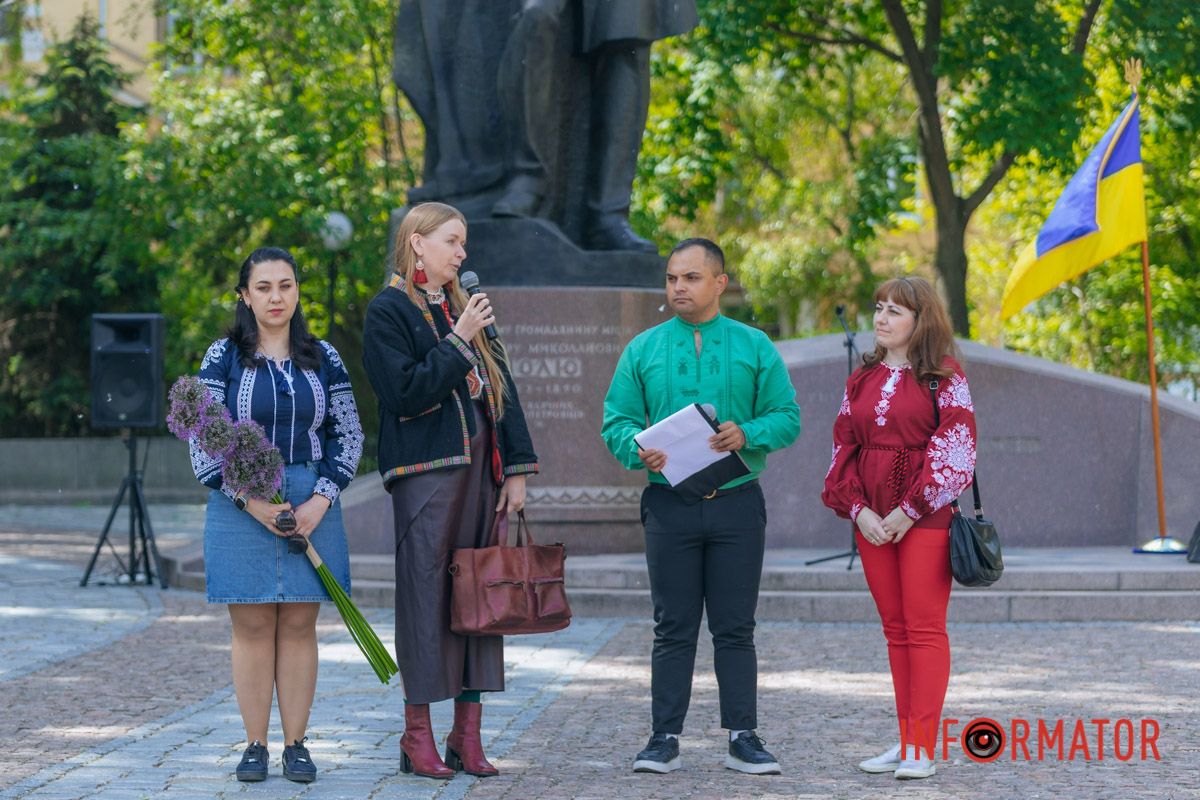 У Дніпрі на пам'ятник Полю наділи вишиванку 14