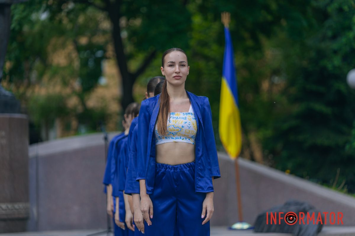 У Дніпрі на пам'ятник Полю наділи вишиванку 13