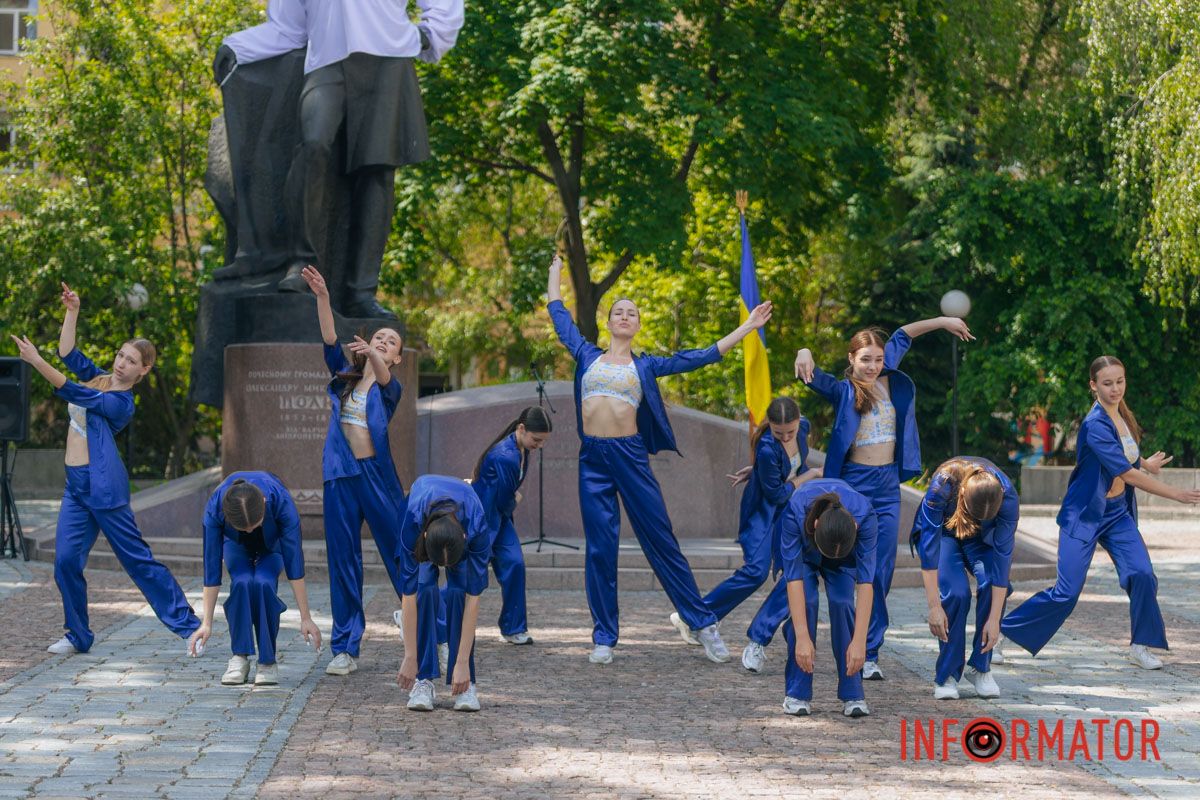У Дніпрі на пам'ятник Полю наділи вишиванку 12
