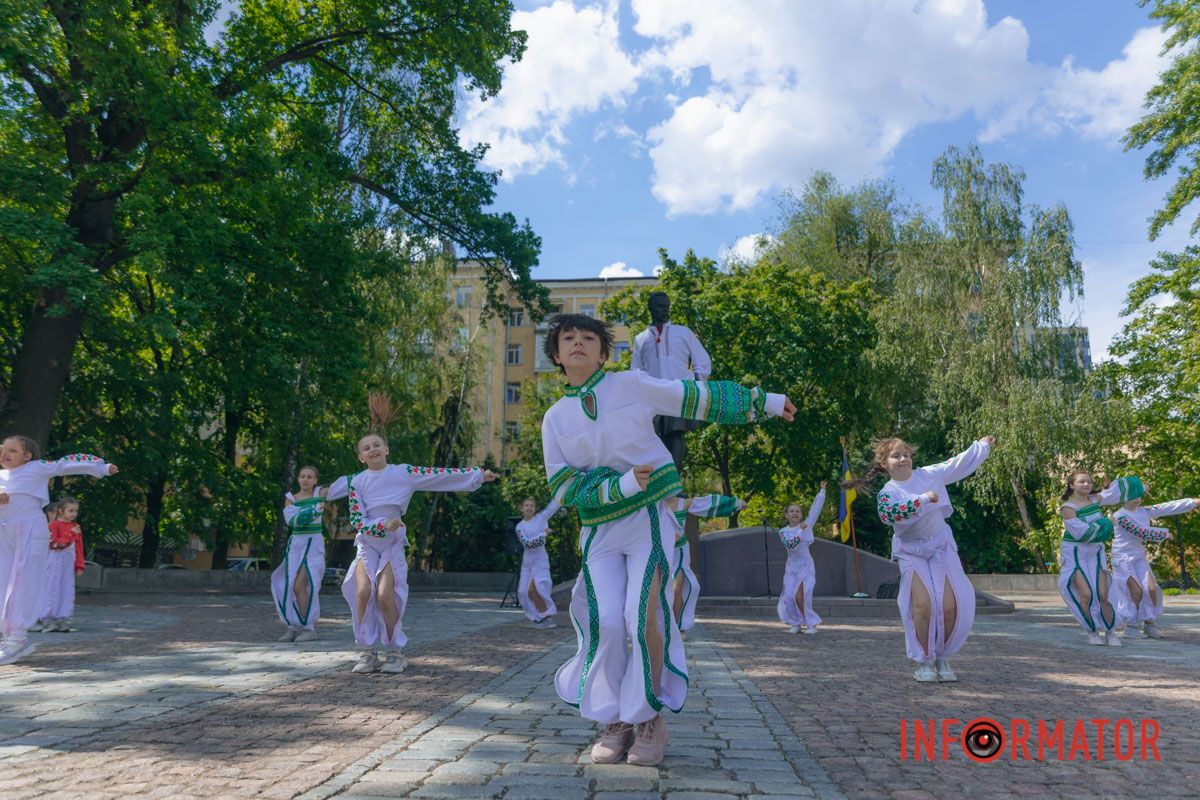 У Дніпрі на пам'ятник Полю наділи вишиванку 11
