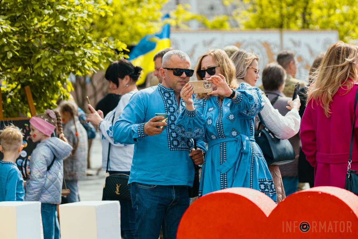 Люди робили знімки на фоні фотозон Люди робили знімки на фоні фотозон