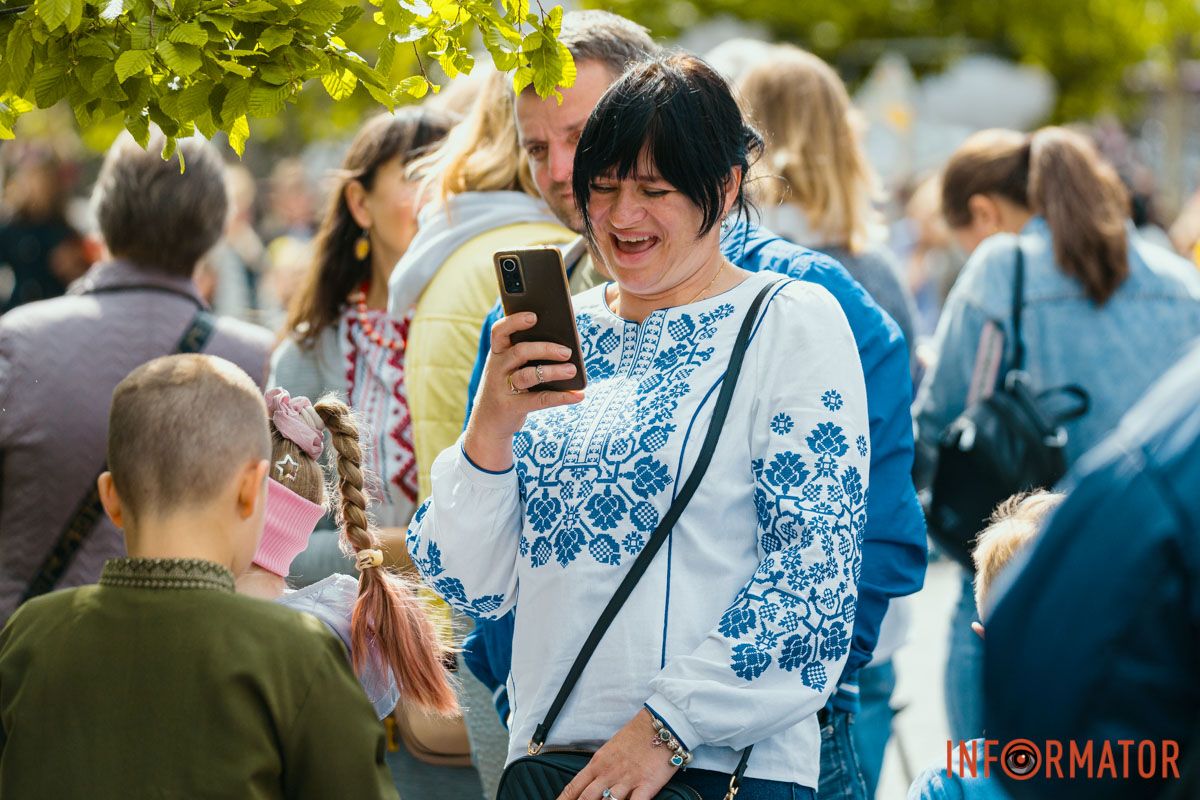 На гостей чекала виставка сорочок і сувенірів На гостей чекала виставка сорочок і сувенірів