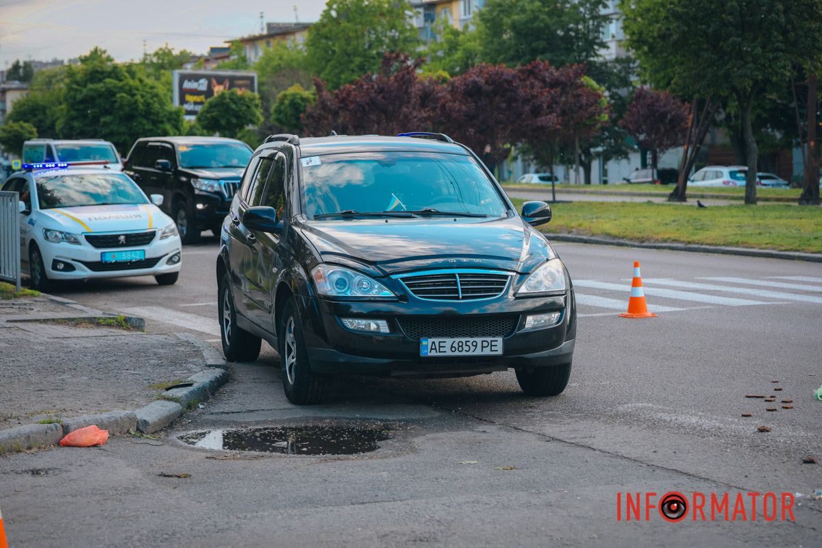 Машина залишається на місці аварії