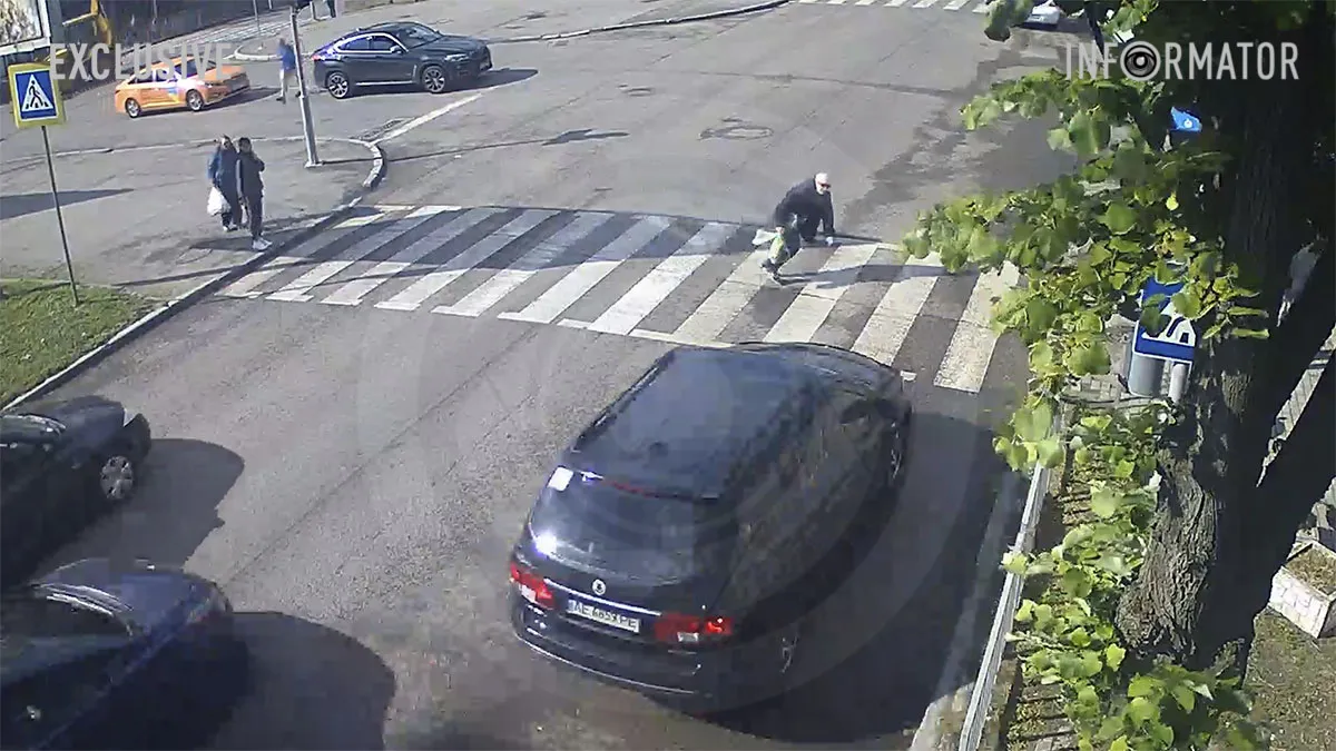 Відео моменту: у Дніпрі на Поля пішохід потрапив під колеса SsangYong на переході