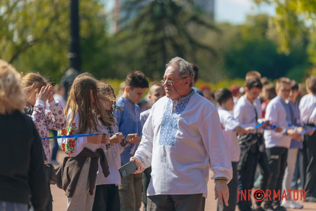 Днепр в вышиванках: ищите себя на праздничных фото.