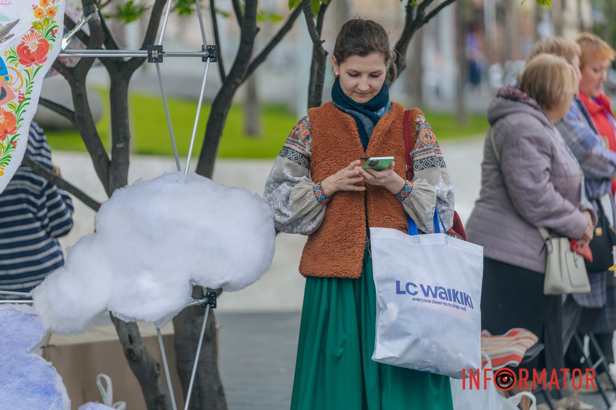 Днепр в вышиванках: ищите себя на праздничных фото.